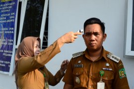Camat dan ASN Hinai Langkat periksa suhu tubuh