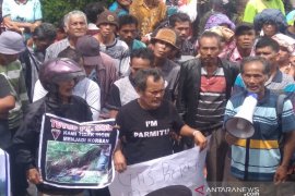 Aksi demo desak penutupan SOL hingga angkot terbakar di Tarutung