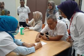 Karyawan Semen Padang diberi vaksin influenza