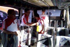 Cegah COVID-19, Dishub Gianyar semprot  desinfektan  angkutan siswa