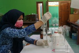SMKN 1 Garut produksi "hand sanitizer" sendiri untuk cegah wabah corona