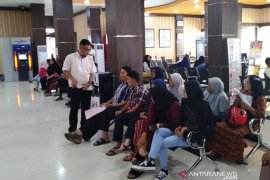 Akan beli alat pengecekan suhu, Payakumbuh ukur suhu tubuh warga di MPP