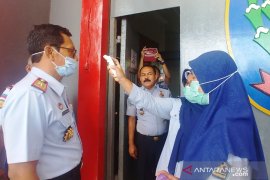 Pengunjung Lapas di Sumbar diperiksa suhu badan