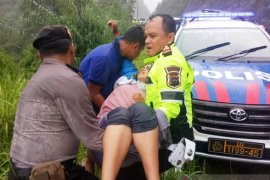 Toyota Rush terjun ke jurang, enam orang luka-luka