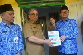Tinjau UNBK, Gubernur Jambi bawa oleh-oleh masker
