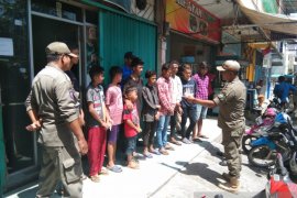 Satpol PP bubarkan anak asik main game di warnet