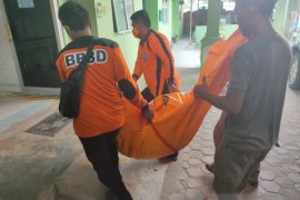 TRC BPBD Bangka evakuasi penambang meninggal dalam kapal di Pantai Labu