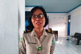 KKP Makassar periksa suhu tubuh penumpang KM Laskar Pelangi di Pelabuhan Mamuju