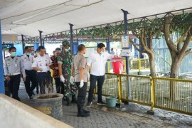 Pemkot Kediri intensifkan penyemprotan disinfektan pada fasilitas umum