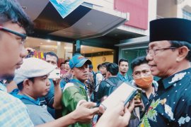 Saat pandemi corona, Bupati Inhil tetap ajak warganya salat Jumat di masjid