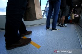 Bandara Syamsudin Noor Terapkan Social Distancing