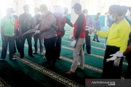Jelang Shalat Jumat, Pemkab Solok semprotkan disinfektan di beberapa masjid