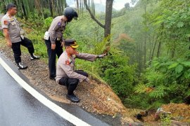 Kapolres Tapteng pantau kondisi jalan batu lubang dan dinyatakan lancar