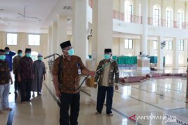 Masjid Istiqlal disemprot disinfektan, di Muaro Sijunjung