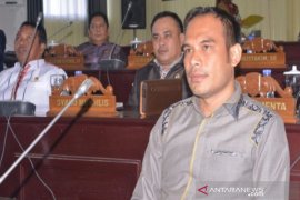 Ketua DPRD Kalsel minta apotek tidak menimbun masker