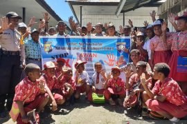 Bhabinkamtibmas Tolikara ajak pelajar hindari membagi berita hoaks