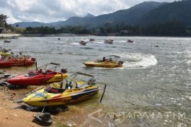 Objek wisata Telaga Sarangan Magetan tidak ditutup