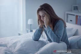 Cara tenangkan pikiran dan atasi overthingking agar tidur berkualitas