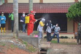 Pulang study tour, rombongan siswa  SMAN1 Jambi disemprot disinfektan