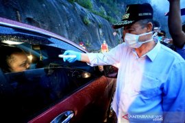 Wagub Sumbar cegat semua kendaraan dari Pekanbaru