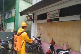 Dokkes Polda Papua semprot disinfektan kantor Perum Antara