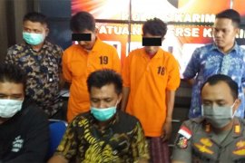 Polres Karimun tangkap dua tersangka penambang pasir darat ilegal