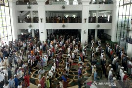 Umat muslim tetap padati shalat jumat di Masjid Agung Palembang