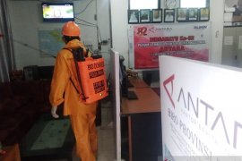 Penyemprotan Disinfektan di Kantor Berita ANTARA Papua Page 1 Small