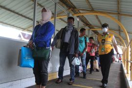 Pekerja Pelindo Dumai bagikan 400 paket Sembako ke warga korban COVID-19