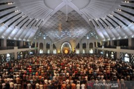 IMBAUAN PENCEGAHAN COVID-19 DI MASJID RAYA SUMBAR