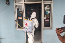 PMI Depok semprotan disinfektan di seluruh fasilitas publik cegah penyebaran COVID-19