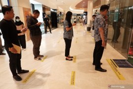 Ikut mencegah penyebaran COVID-19, sejumlah mal di Medan lakukan Social Distancing