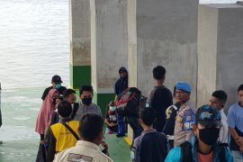Pemeriksaan penumpang di Sungai Nyamuk temukan dua orang suhu tubuh 38 derajat