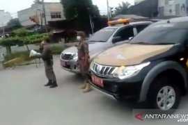 Satpol-PP Riau patroli keliling larang warga ke luar rumah dampak COVID-19