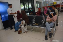 Social distancing di stasiun Jombang