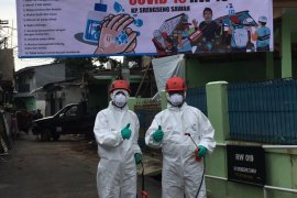 Sekolah Relawan dan warga Depok gotong royong semprotkan disinfektan ke rumah ibadah