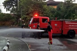 Pemkot Denpasar semprotkan disinfektan ruas jalan dan fasilitas publik