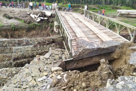 Jembatan bailey Tanah Jawa longsor, arus transportasi dialihkan