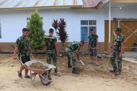 Dandim Sanggau : Prajurit TNI semangati warga bergotong royong