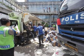 Kecelakaan libatkan lima truk di jalan tol dalam kota Jakarta