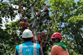 PLN Jabar lengkapi personel ber-APD saat bertugas