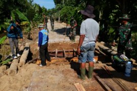 TMMD ke-107 bangun  jalan beton di Sungai Kakap