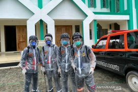 Relawan Damkar bantu penyemprotan disinfektan di tempat-tempat ibadah