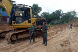 Dandim Sanggau tinjau progres pengerjaan buka badan jalan