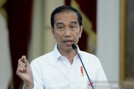 Presiden Jokowi kepada tukang ojek, pekerja dan nelayan: Akan ada kelonggaran satu tahun
