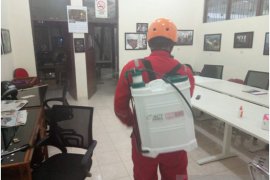 Kantor Biro LKBN ANTARA Bali disemprot disinfektan