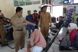 Disdukcapil Agam layani dokumen kependudukan ke kecamatan antisipasi COVID-19