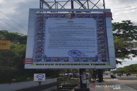 Polresta Banjarmasin pasang baliho maklumat Kapolri terkait Covid-19