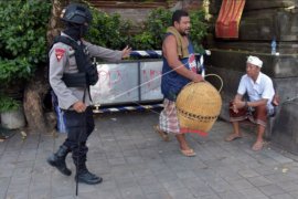 Polisi bubarkan kerumunan warga di Denpasar