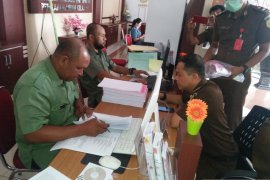 Kejari Ambon limpahkan berkas enam tersangka kasus BNI ke Pengadilan